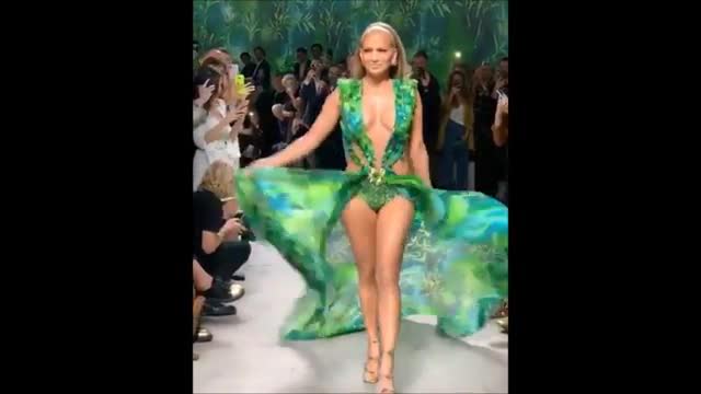 Milano Fashion Week Jennifer Lopez splendida alla sfilata Versace